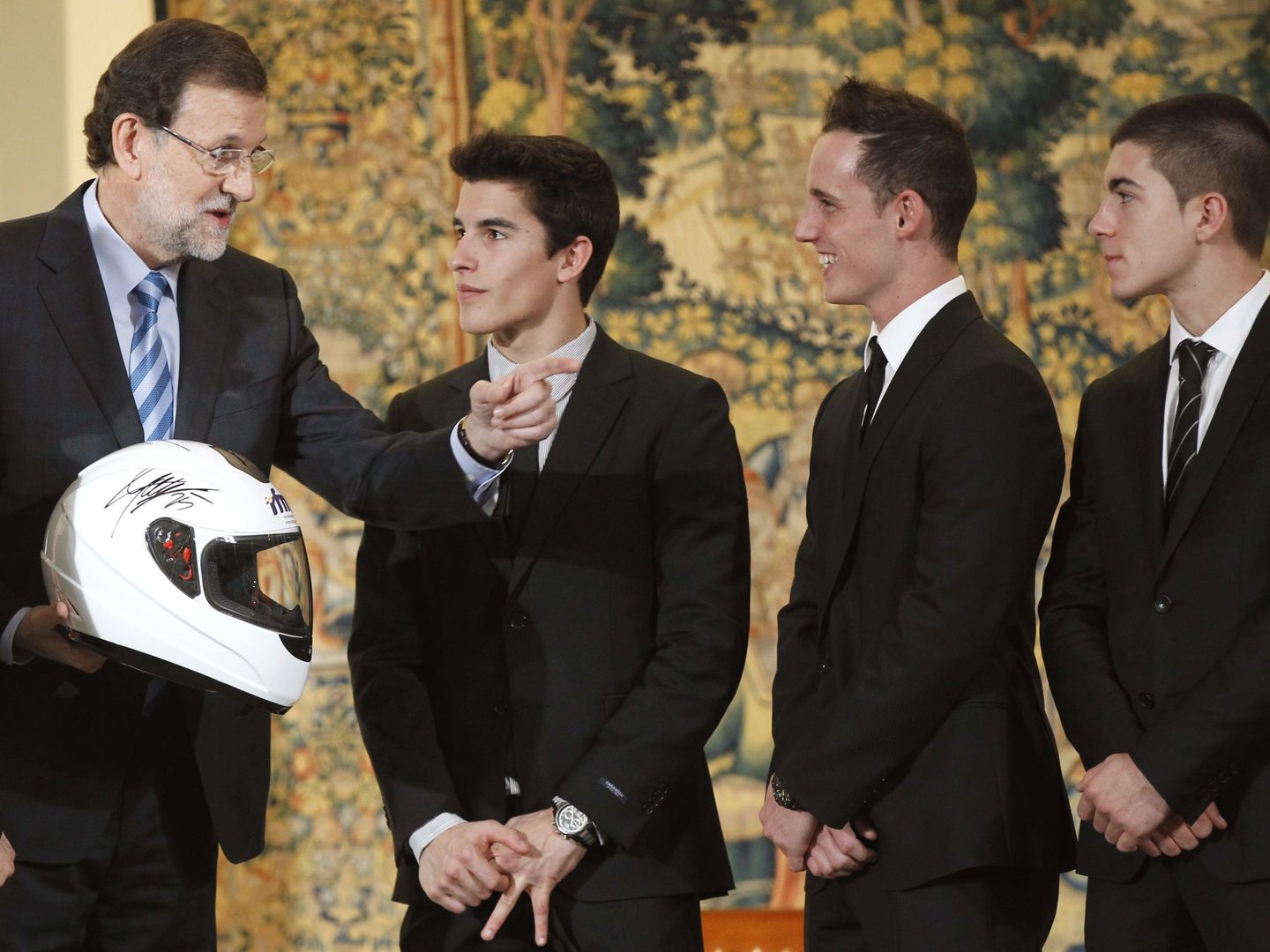Mariano Rajoy, con Marc Márquez, Pol Espargaró y Maverick Viñales, en el Palacio de la Moncloa. (EFE)