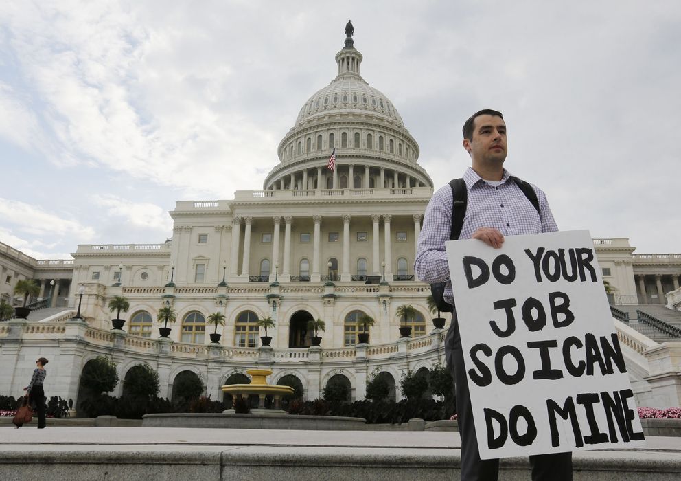Foto: Un funcionario protesta frente al Capitolio: &amp;#039;Hagan su trabajo y yo haré el mío&amp;#039;, reza la pancarta que sostiene (Reuters)
