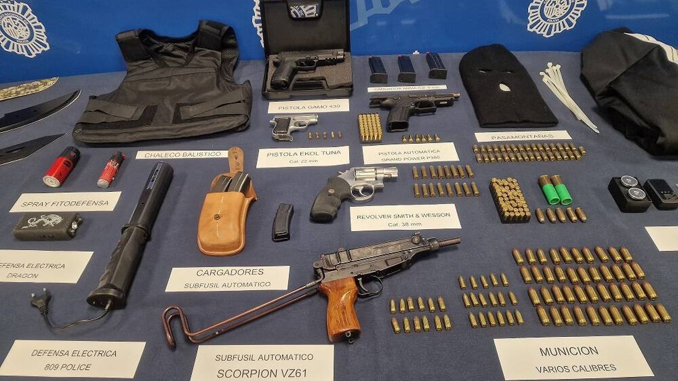 Foto: Armas y otros objetos incautados a los detenidos. (Policía Nacional)