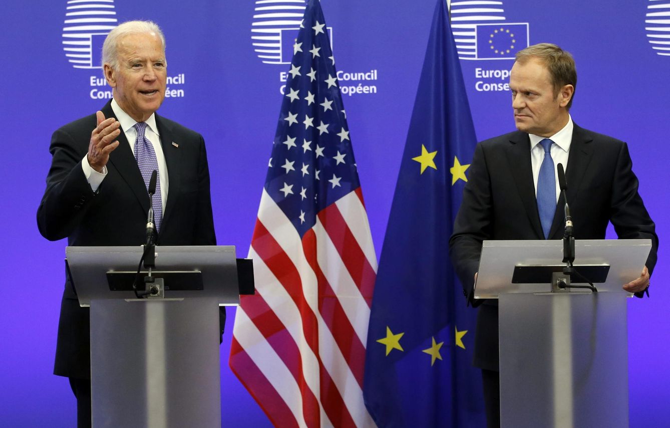 El expresidente del Consejo Europeo, Donald Tusk, y el presidente de EEUU, Joe Biden. (Reuters)