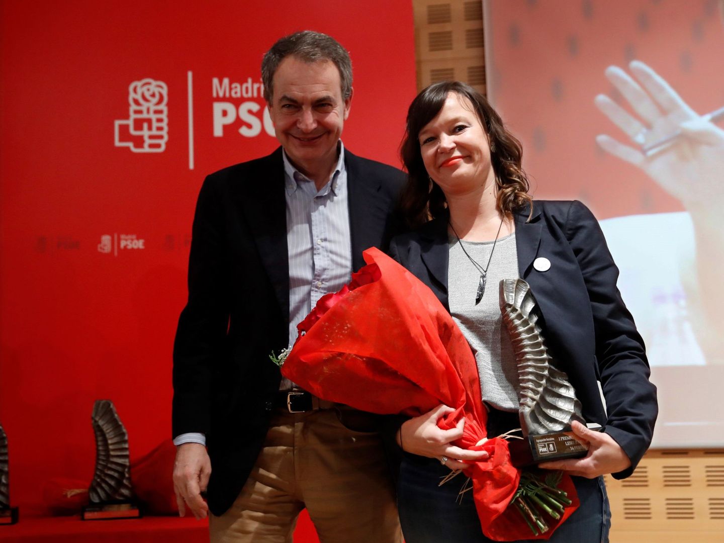 El expresidente José Luis Rodríguez Zapatero (i), tras entregar a Leire Pajín el Premio Carme Chacón. (EFE)