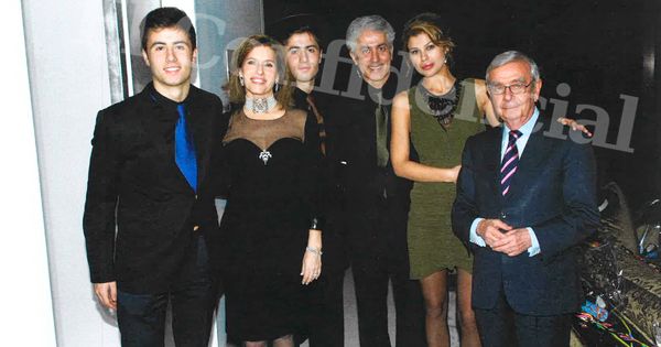 Foto: Zandi, en el centro, en una foto de grupo en la que aparece Rafael Ansón, apoderado de otra 'offshore' que aparece en los Papeles de Panamá.