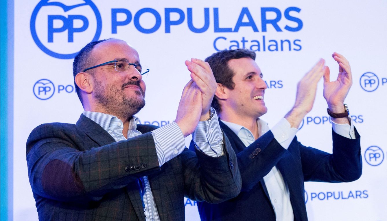 El presidente del PP Pablo Casado (d),  y el presidente del partido en Cataluña, Alejandro Fernández. (EFE)