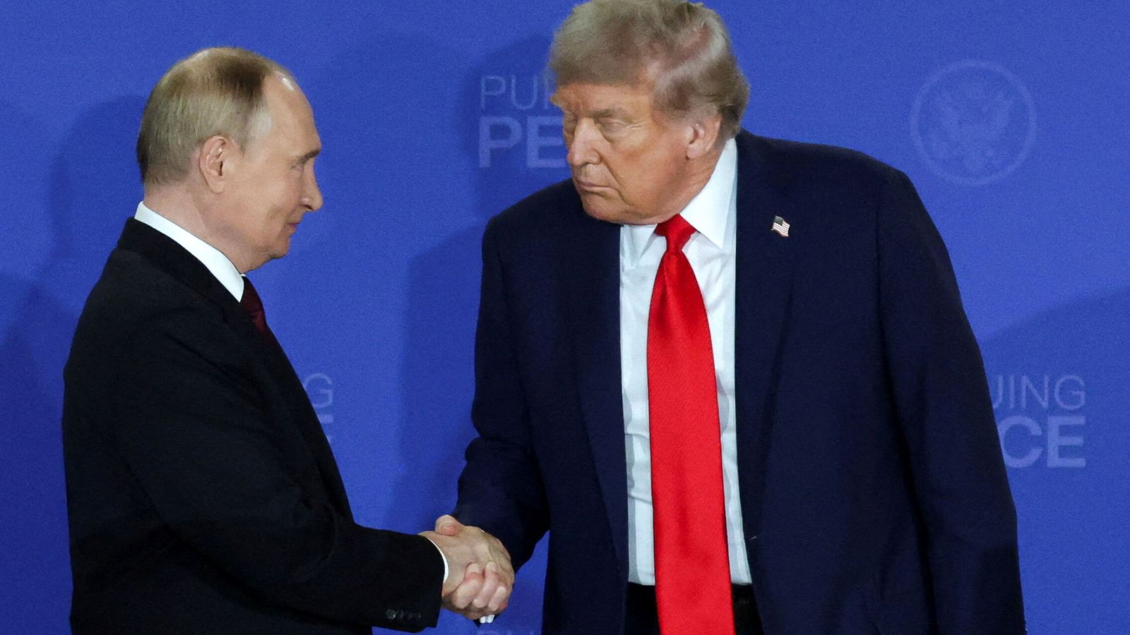 Trump dice que Rusia suministrará diésel al mercado mundial tras hablar con Putin