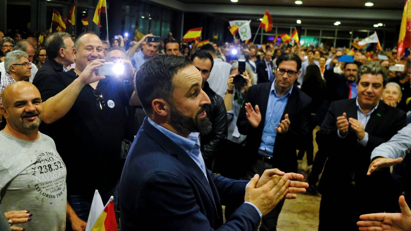 Santiago Abascal, líder de Vox, habla durante un encuentro con simpatizantes en Valencia. (Reuters)