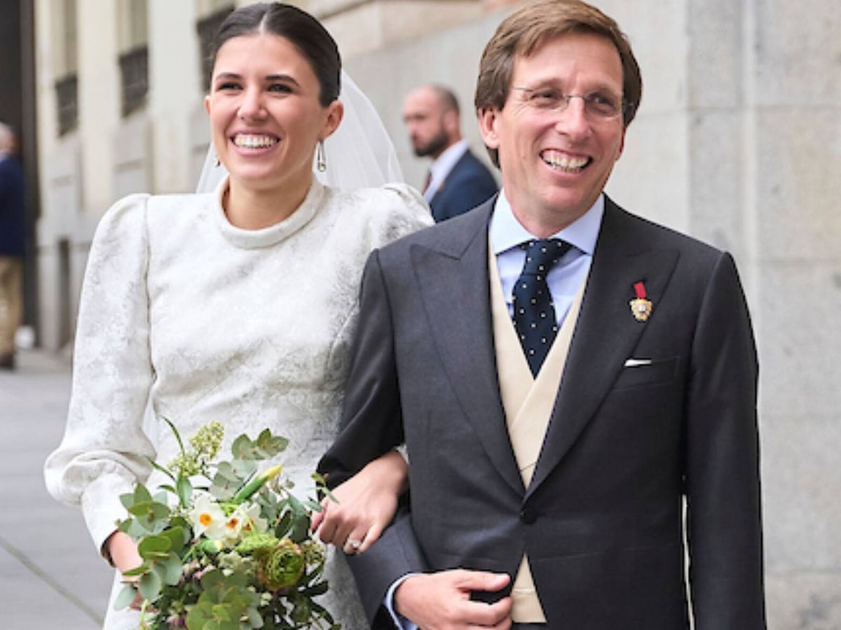 Foto: La salida de Martínez-Almeida y Teresa Urquijo, ya como marido y mujer. (LP)