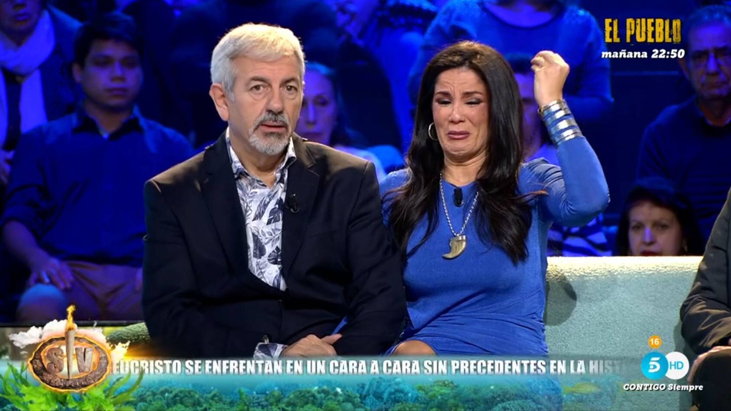 Carlos Sobera y Ana, mujer de Ángel Cristo, en 'Supervivientes 2024'. (Mediaset)
