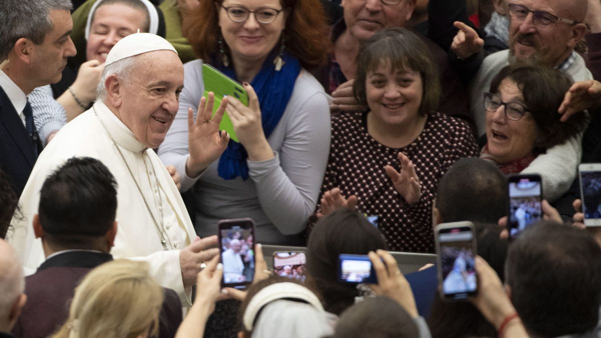 El papa descarta la posibilidad de ordenar sacerdotes a hombres casados