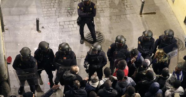Foto: Policías antidisturbios intentan calmar la tensión en el barrio de Lavapiés. (EFE)