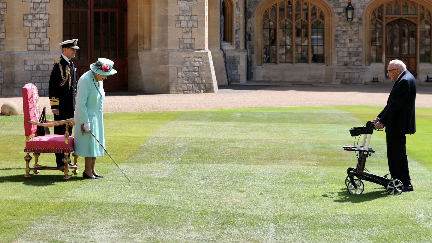 La reina Isabel y Tom Moore, en el acto  de investidura. (Reuters)