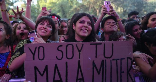Foto: Fans del cantante C.Tangana en el festival Lollapalooza de Chile. (EFE)