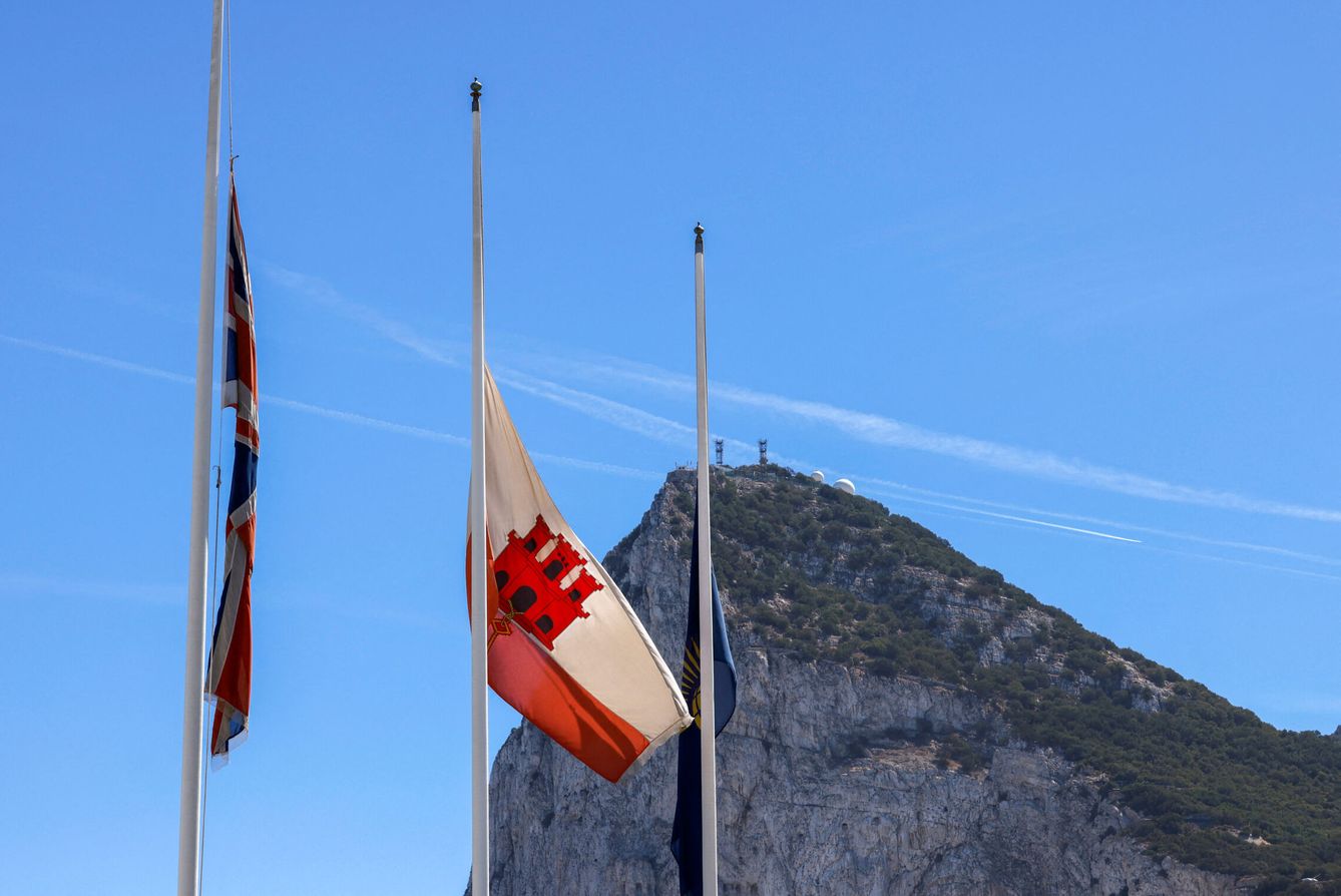 Banderas a media asta en Gibraltar. (Reuters/Marcelo del Pozo)
