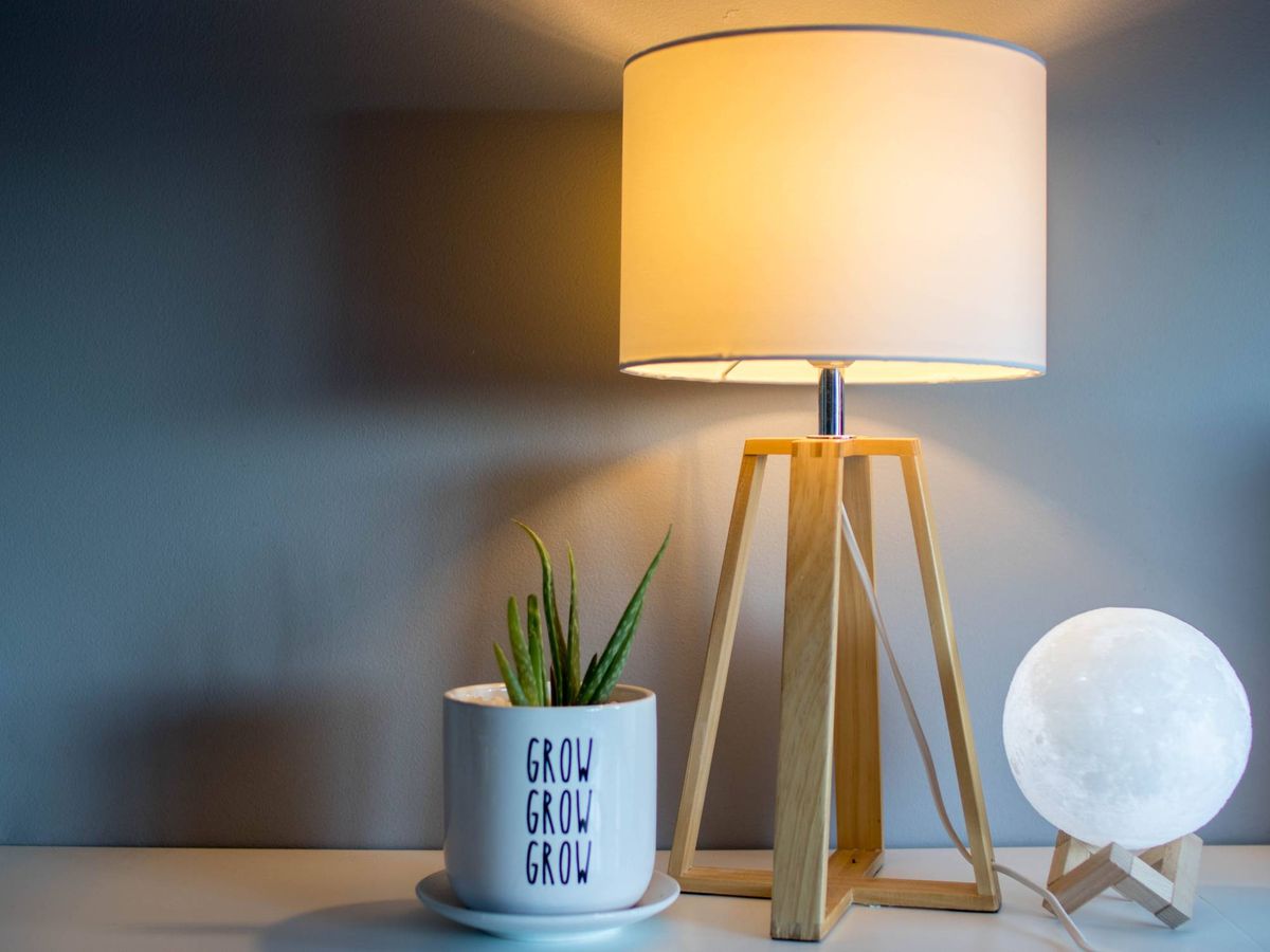 Foto: Las lámparas de Zara Home serán el mejor complemento para tu salón. (Joel Henry para Unsplash)