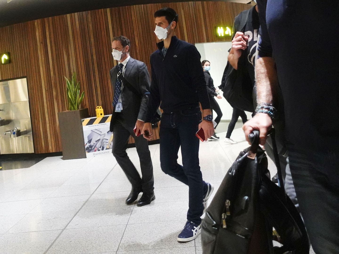 Novak Djokovic, en el aeropuerto de Melbourne . (REUTERS / Loren Elliott)