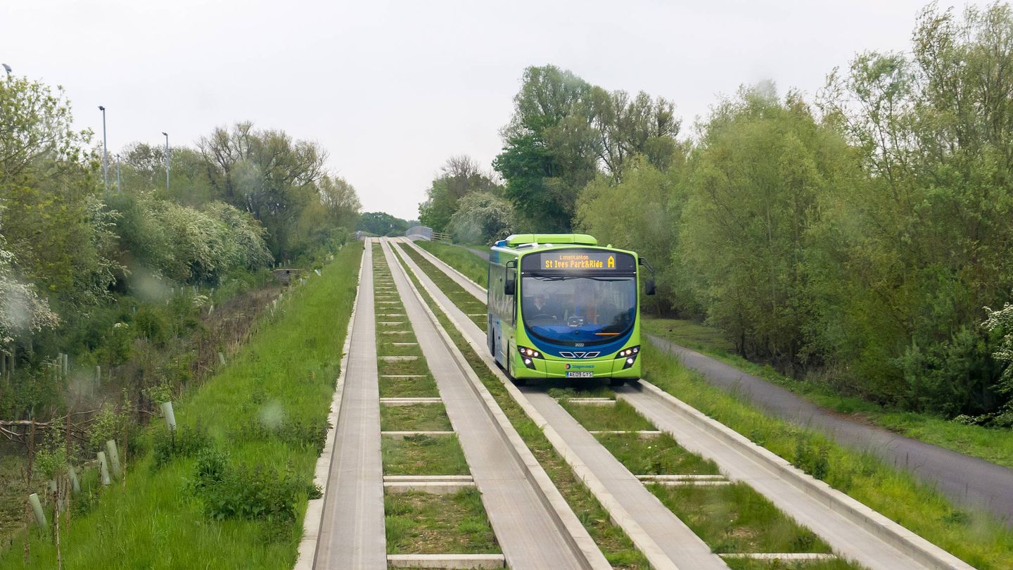 El Cambridge Busway. Mismo sistema que el propuesto por Elon Musk, pero sin necesidad de túneles y con mayor capacidad de transporte. (Foto: Ed Webster/Flickr)