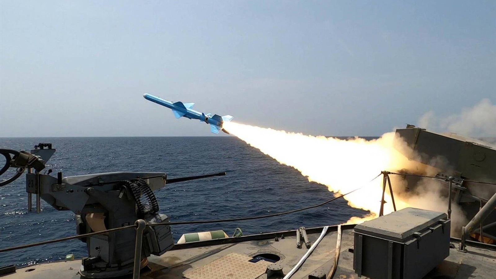 Irán lanza una ofensiva contra un buque y bases estadounidenses en respuesta a un ataque de EEUU a un petrolero iraní