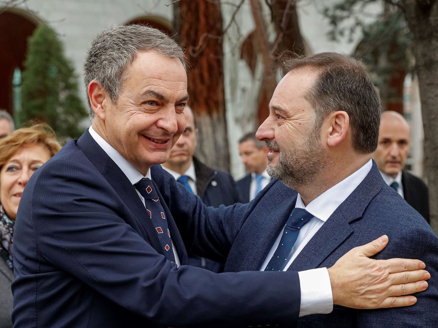 El ministro de Transportes, José Luis Ábalos, saluda al expresidente del Gobierno José Luis Rodríguez Zapatero. (EFE)