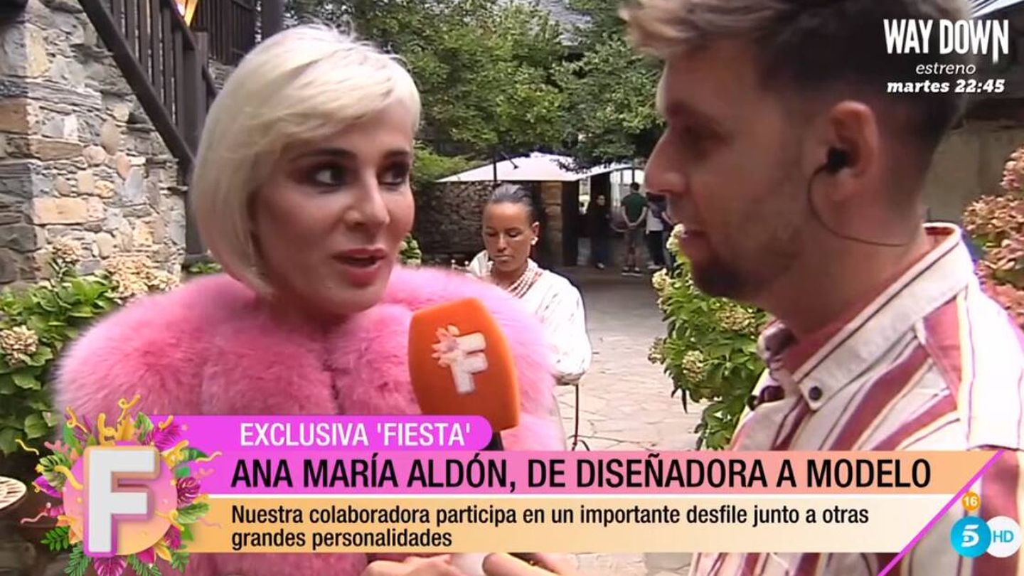 Ana María Aldón junto al periodista Jaime Rodríguez. (Mediaset)