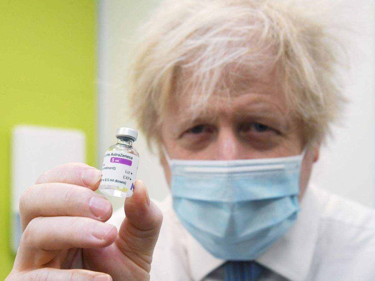 Foto: Boris Johnson con la vacuna de AstraZeneca. (Reuters)