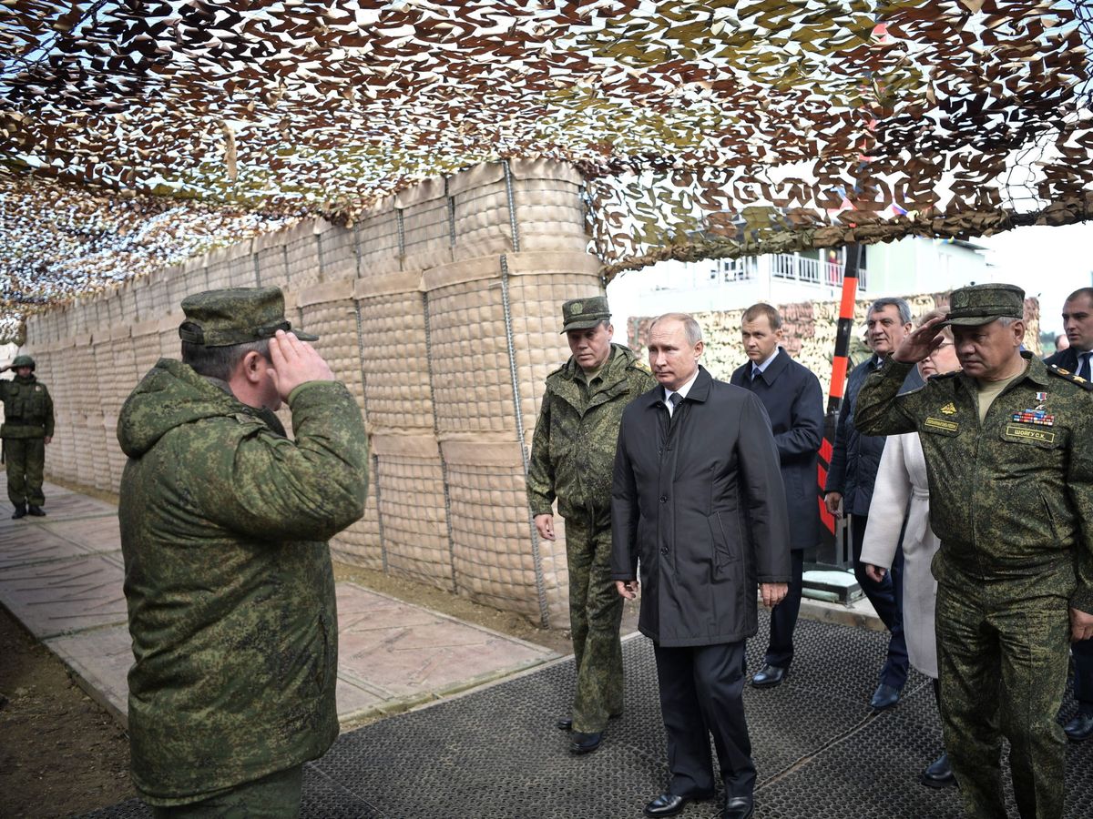 Foto: Vladimir Putin, en una imagen de archivo de 2019, asistiendo a las maniobras del ejército ruso. (EFE)