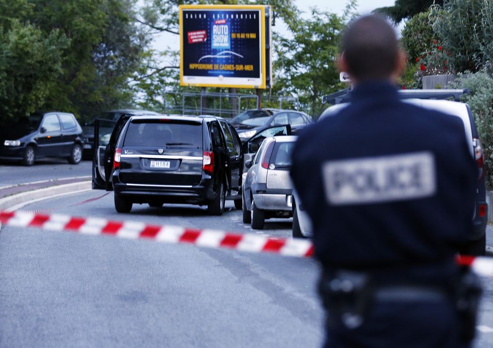 Foto: La policía acordona la zona tras el ataque a Hélène Pastor en el aparcamiento del Hospital L’Archet, en Niza. (Reuters)