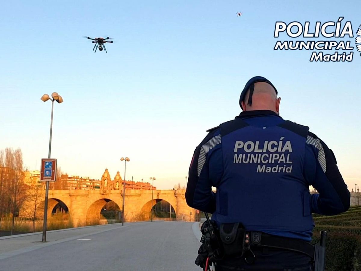 Foto: Miembros de la Policía Municipal de Madrid utilizan drones para instar a los ciudadanos a que permanezcan en sus casas. (Policía Municipal de Madrid)