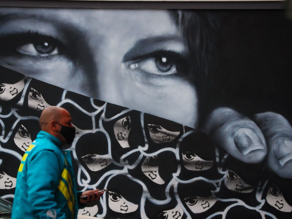 Foto: Un hombre camina frente a un mural este jueves, en Sao Paulo. (EFE)