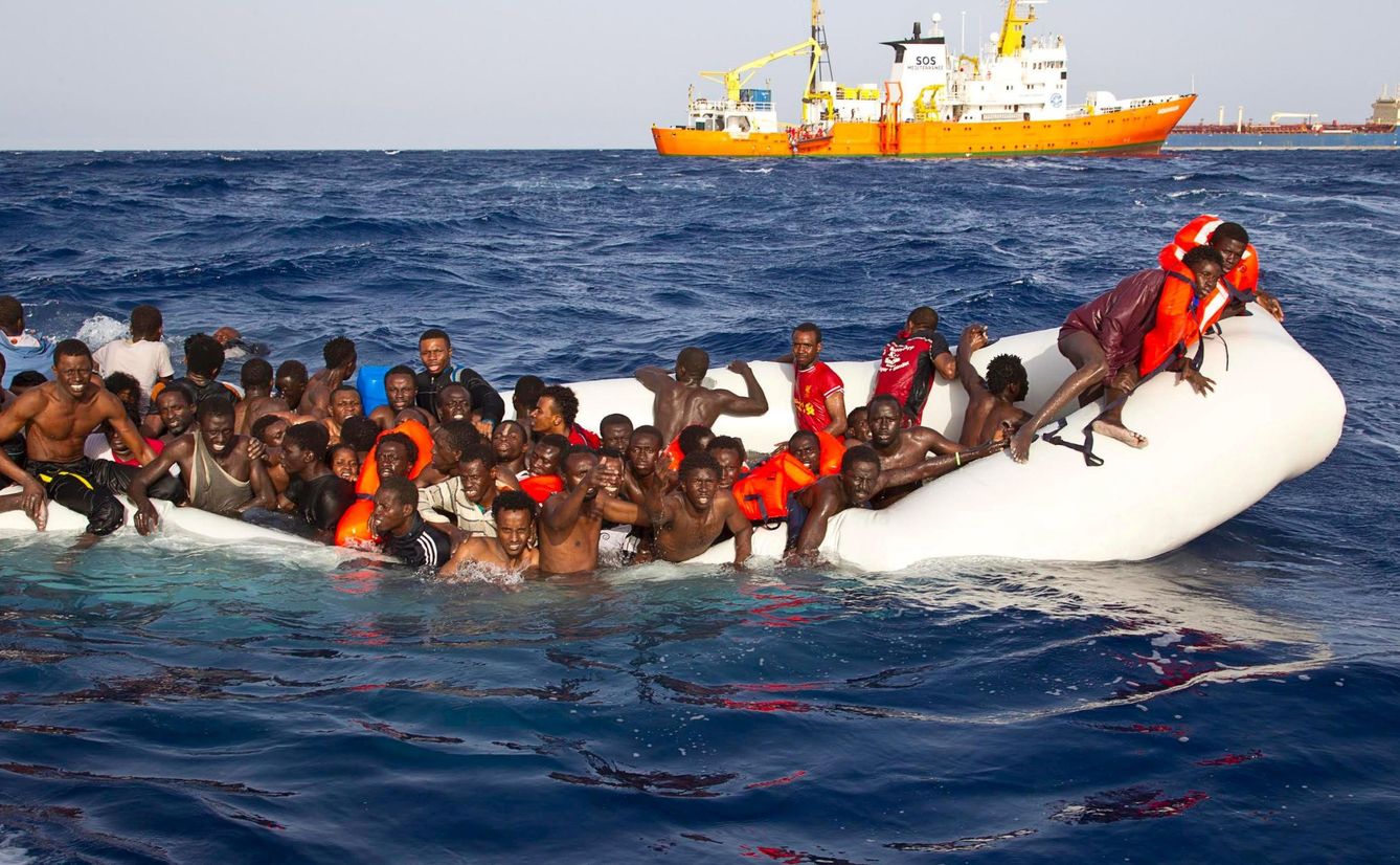Migrantes se hacinan en una embarcación de goma mientras esperan ser rescatados por el 'Aquarius' frente a la isla italiana de Lampedusa, en abril de 2016. (Reuters)