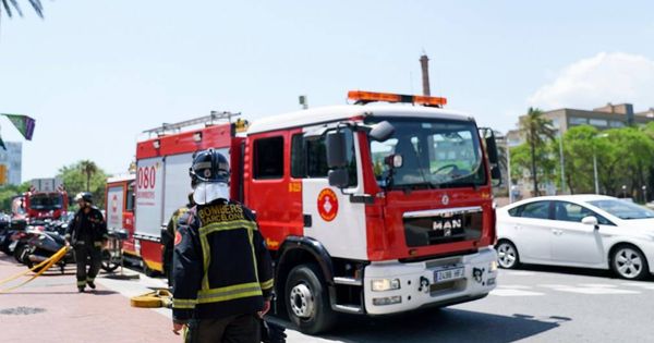 Foto: Equipo de bomberos durante una de las labores de extinción (Bombers Barcelona)