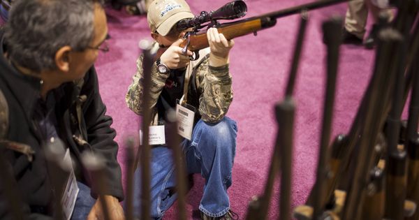 Foto: Los niños pueden manejar armas legalmente en EEUU. (Reuters)
