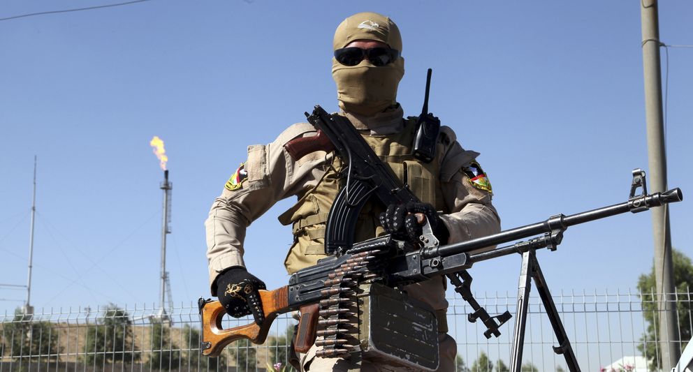 Un kurdo protege una refinería en las afueras de Mosul, en manos del ISIS (Reuters).