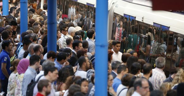 Foto: Imagen de archivo de un andén lleno de gente durante una huelga de Metro de Madrid. (EFE) 