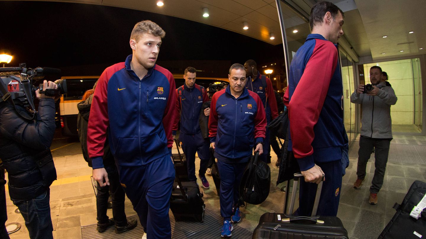Aleksandar Vezenkov a su llegada al hotel en Vitoria junto al resto del FC Barcelona Lassa (ACB Photo)