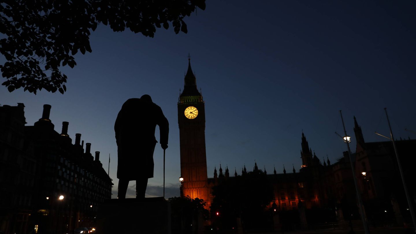 La estatua de Winston Churchill ante el Parlamento británico, en Londres. (Reuters)