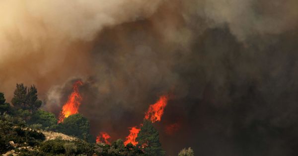 Foto: Incendios forestales en el área de sarti en la península de sithonia en halkidiki, norte de grecia