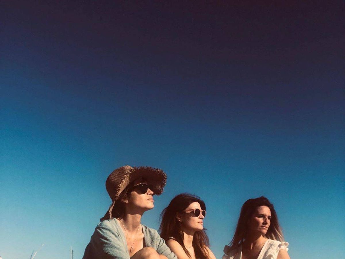 Foto: Sara Carbonero con sus amigas en la playa. (IG)