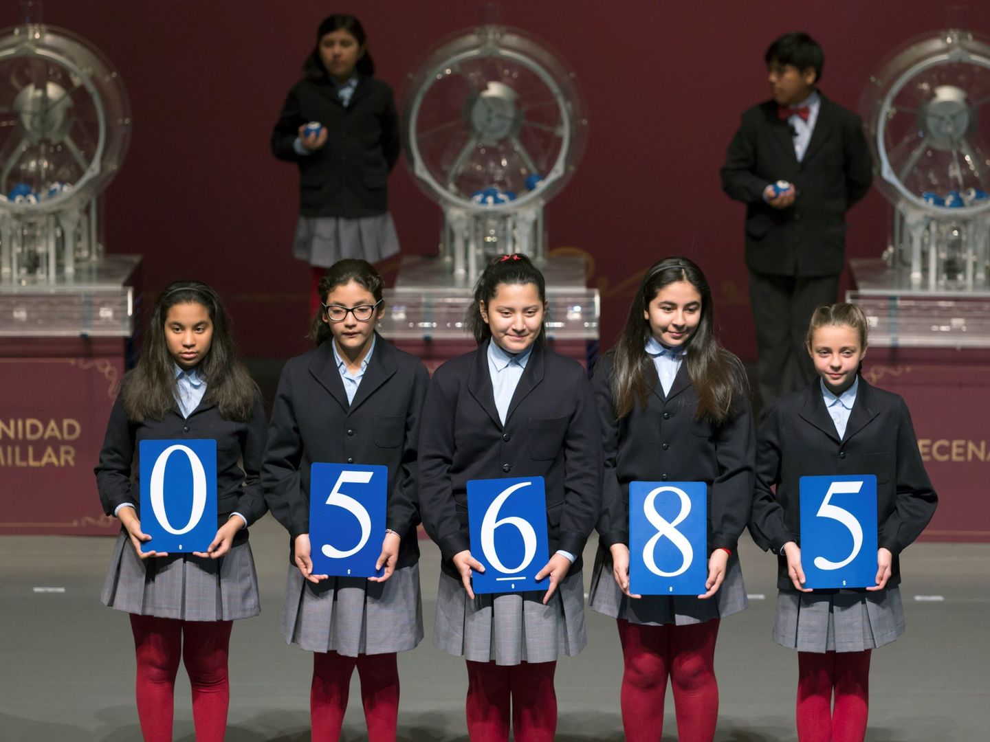 Los niños cantan el primer premio de la Lotería del Niño en Ávila. (EFE)