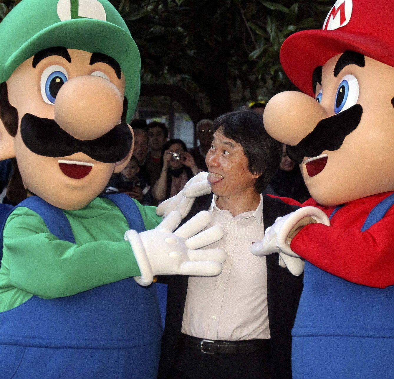 Miyamoto, junto a Luigi (izquierda) y Mario (derecha) en Gijón. (EFE)