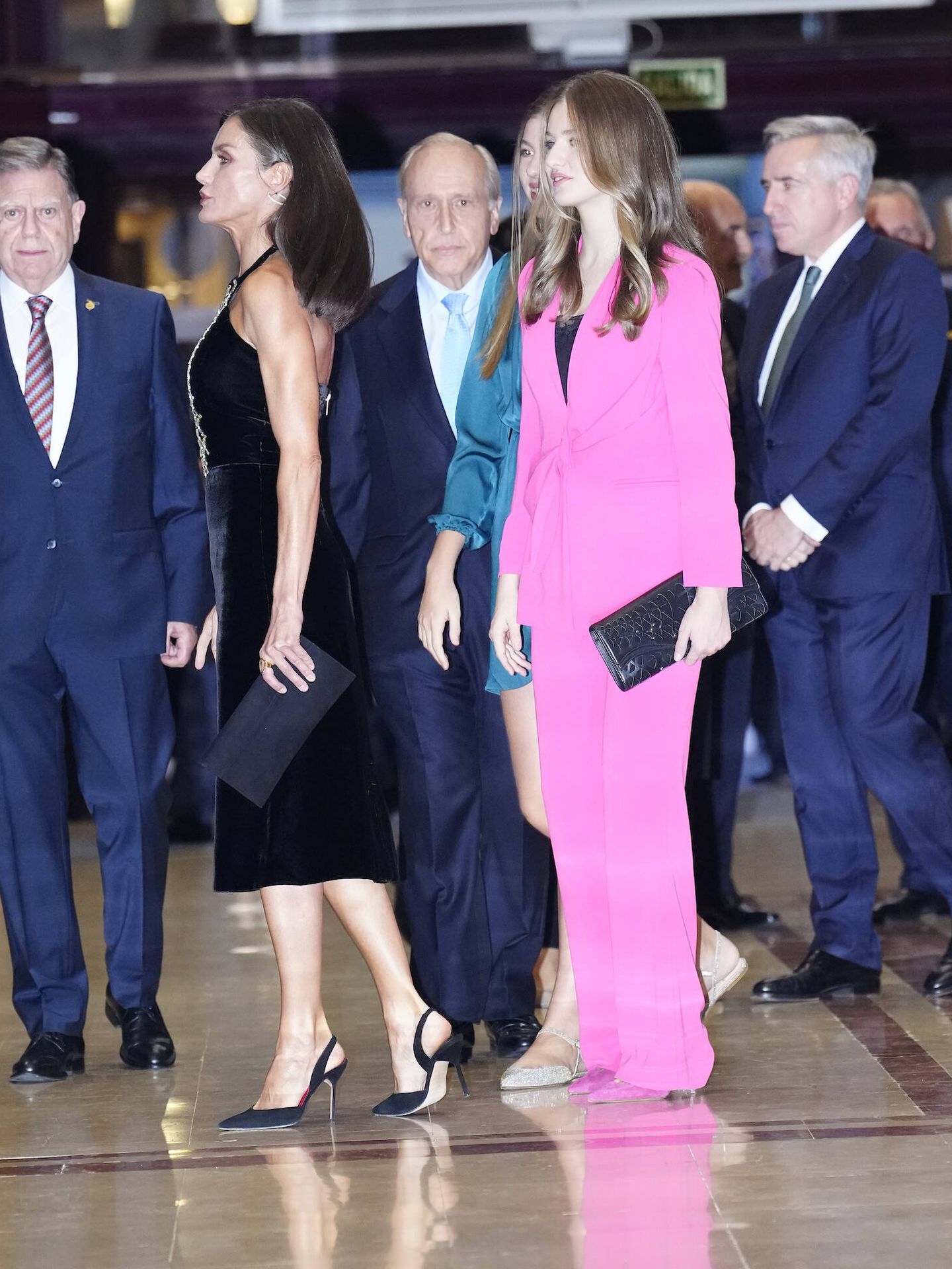 La reina Letizia y la princesa Leonor, en el concierto previo a los Premios Princesa de Asturias. (Limited Pictures)