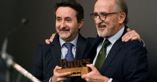 Foto: El presidente de Repsol, Antonio Brufau (d), entrega del premio Forbes al mejor CEO 2018 al consejero delegado de la compañía, Josu Jon Imaz. (efe)