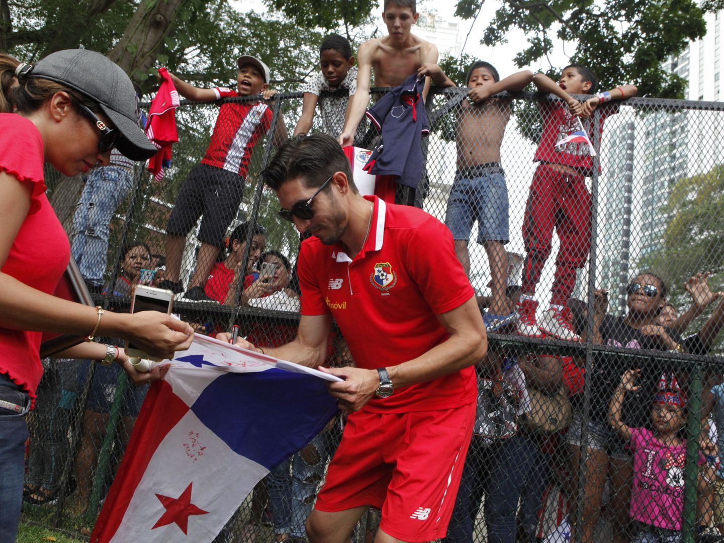 Los jugadores de Panamá firman autógrafos a los aficionados antes del viaje al Mundial de Rusia. (EFE)