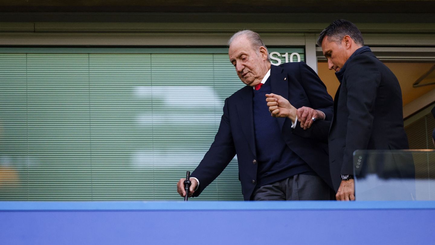 El rey Juan Carlos durante su visita al partido del Real Madrid. (EFE/Tolga Akmen)