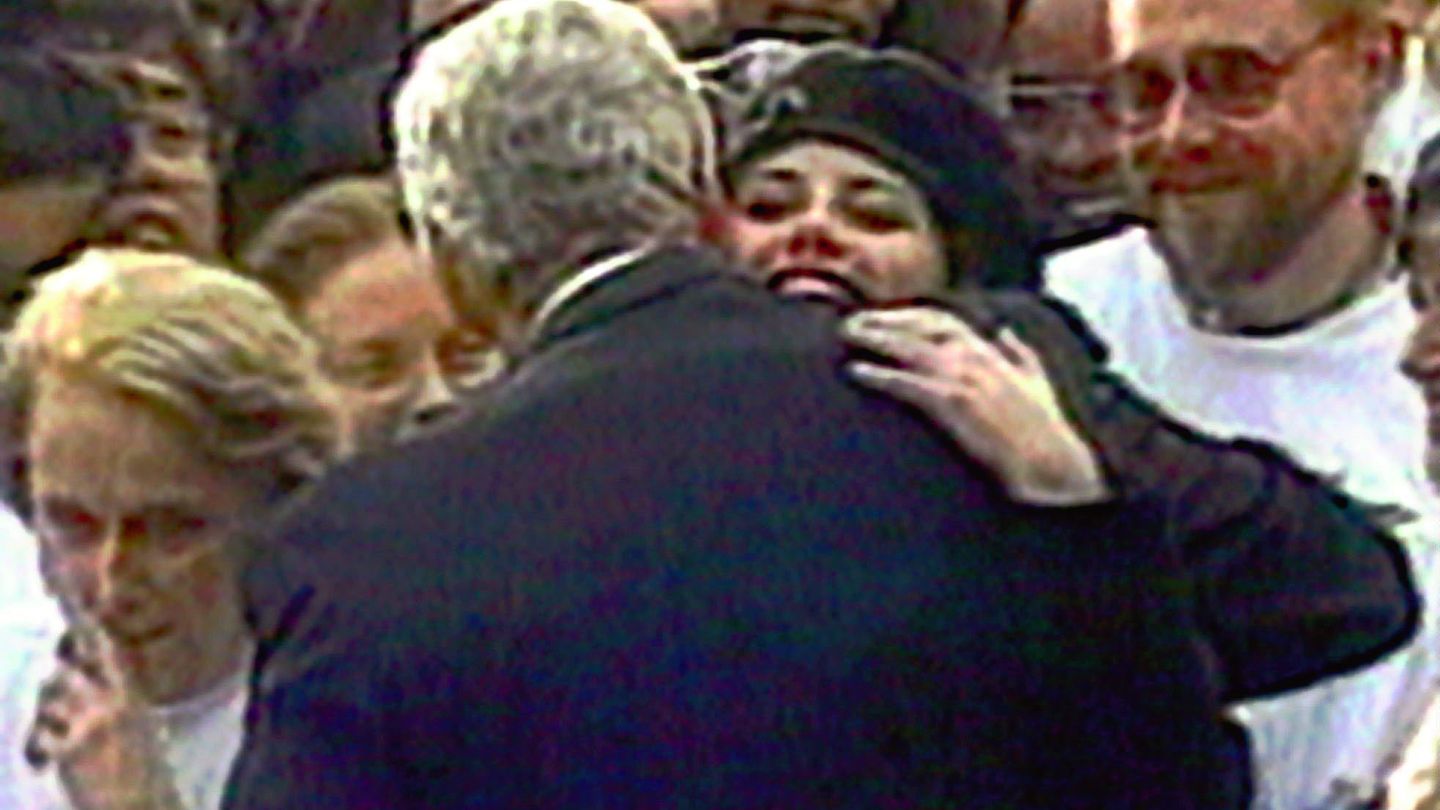 El expresidente Clinton saludando a Lewinsky en 1996 (Gtres)