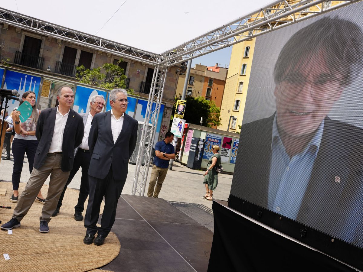 Foto: Jordi Turull y otros cargos del partido contemplan a Carles Puigdemont en una pantalla. (EFE/Enric Fontcuberta)