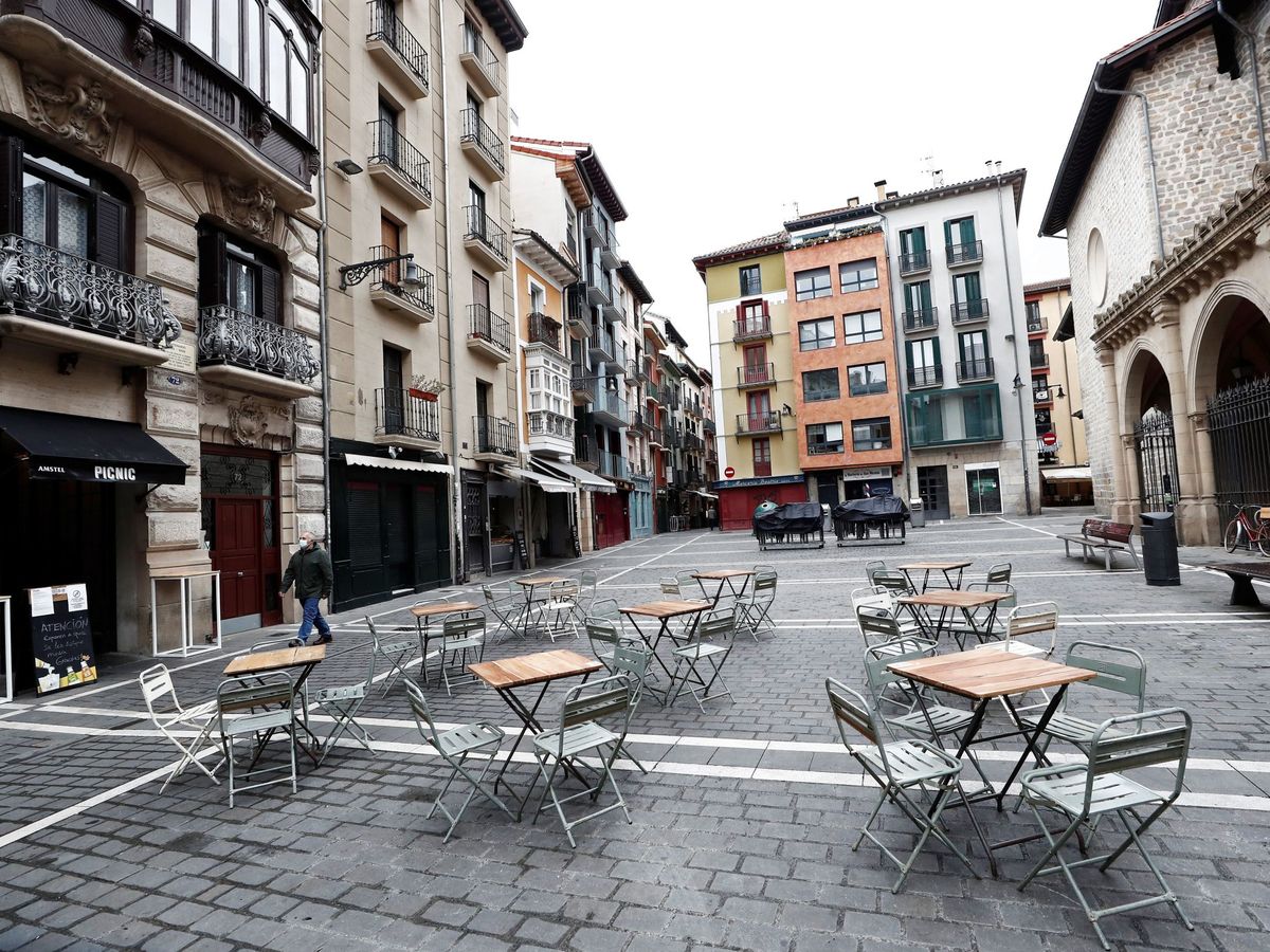 Foto: Aspecto que presentan el mediodía del domingo las terrazas de algunos de los bares del Casco Viejo de Pamplona. (EFE)