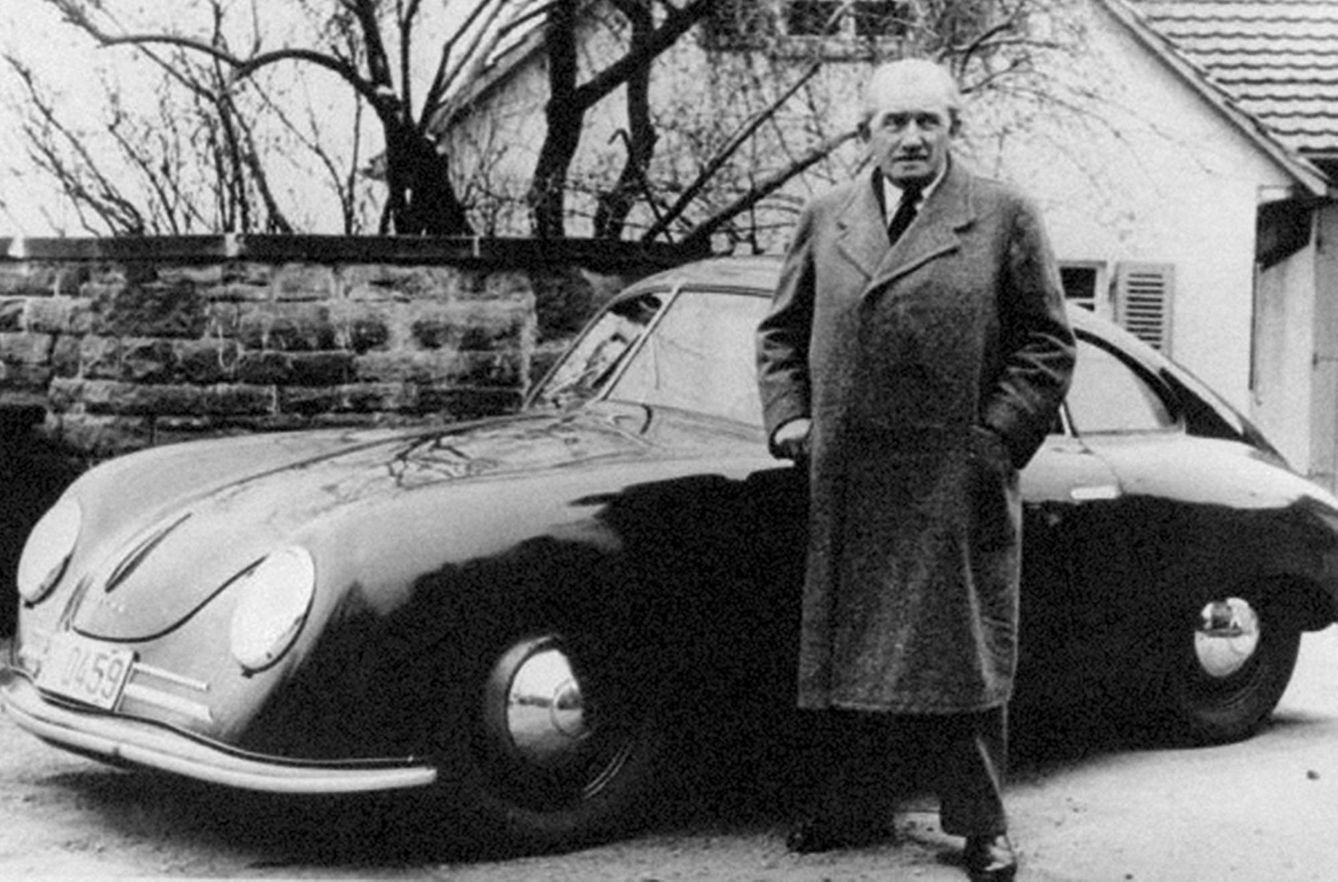 Ferdinand Porsche, hijo de Ferry, junto a su deportivo, en una imagen de 1950. 
