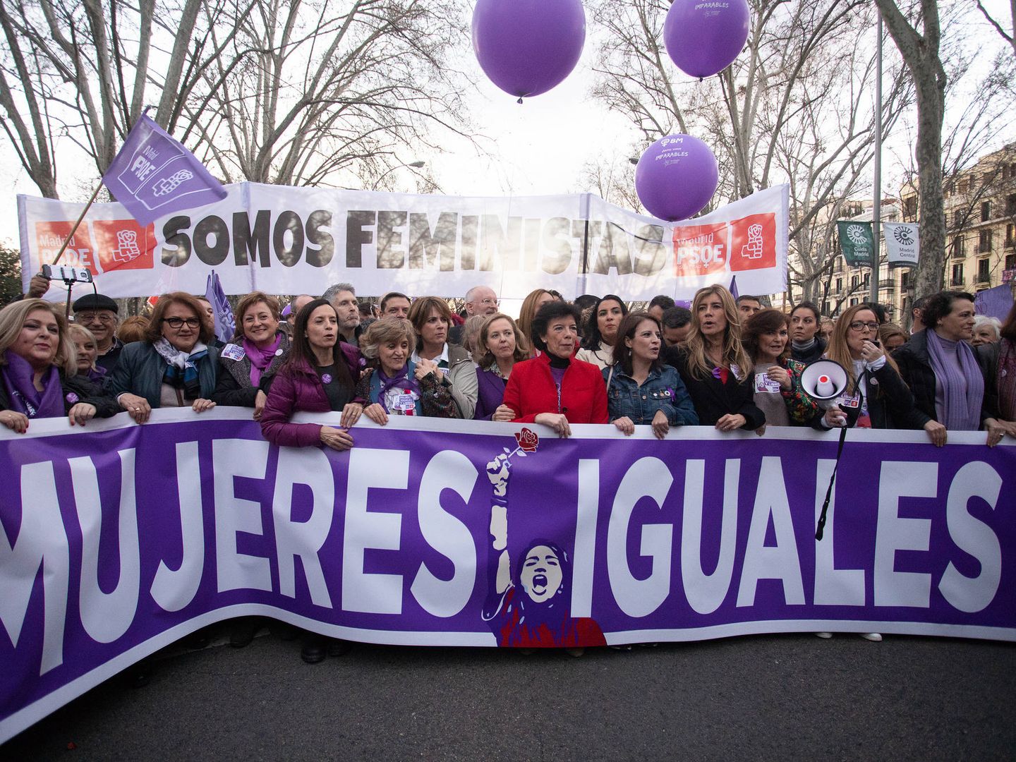 La vicepresidenta, Carmen Calvo, junto a Begoña Gómez, acompañadas de ocho ministros y la cúpula del PSOE, este 8-M en la manifestación feminista de Madrid. (Eva Ercolanese | PSOE)