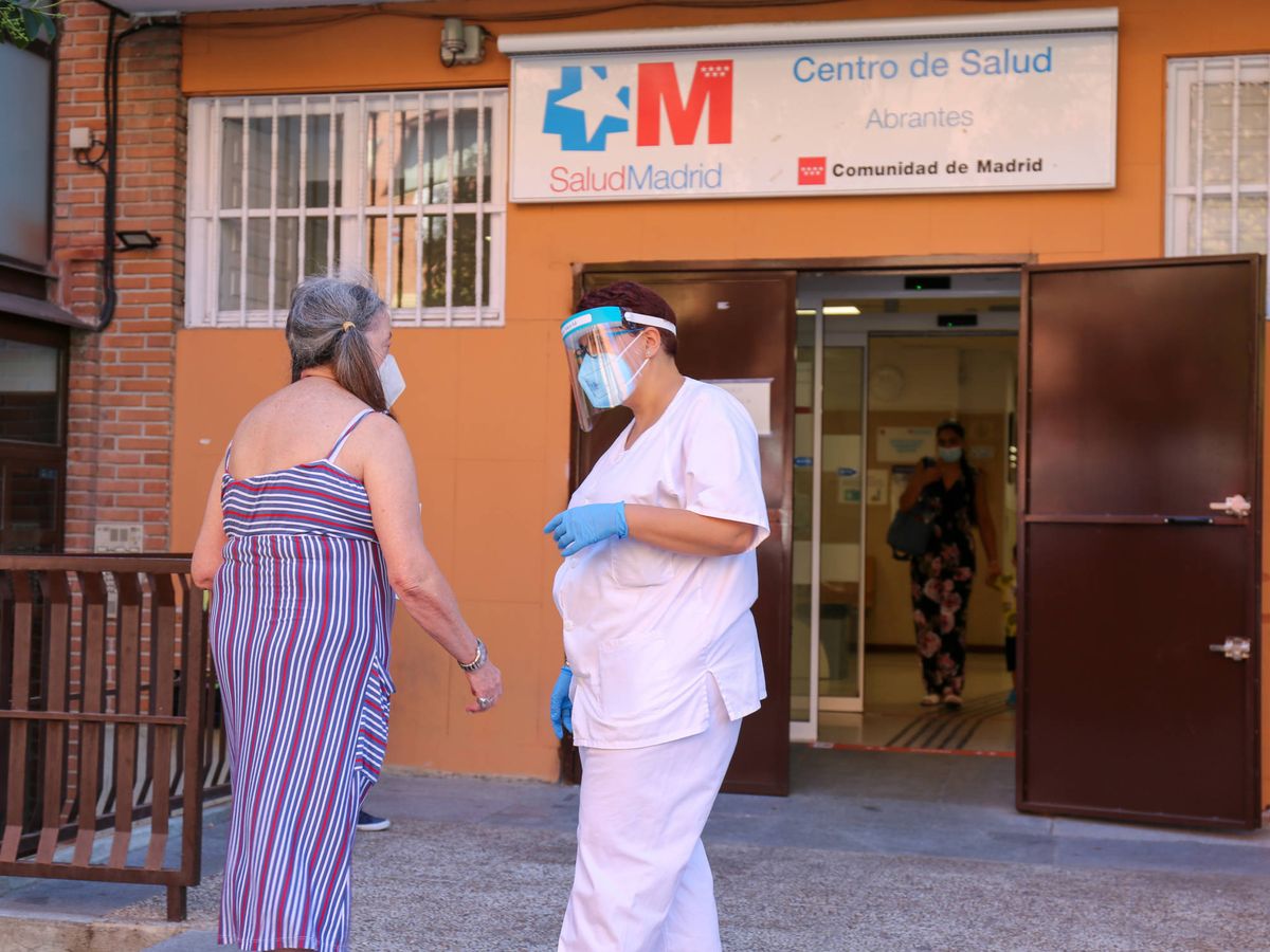 Foto: Una enfermera atiende a una paciente frente al centro de salud de Abrantes, en Carabanchel (Madrid), este viernes. (David Brunat)