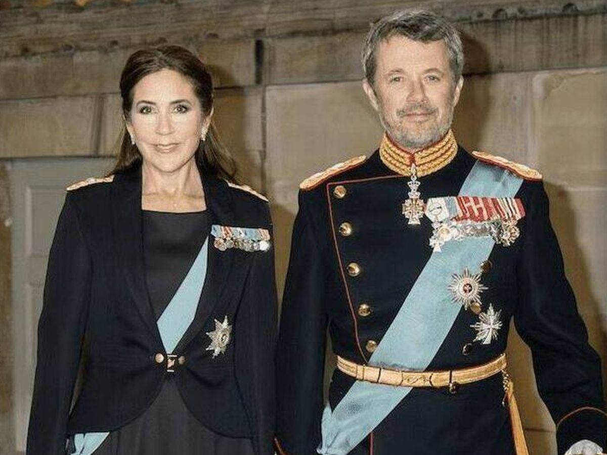 El curioso vestido de gala de Mary de Dinamarca que es, a su vez, un  uniforme militar