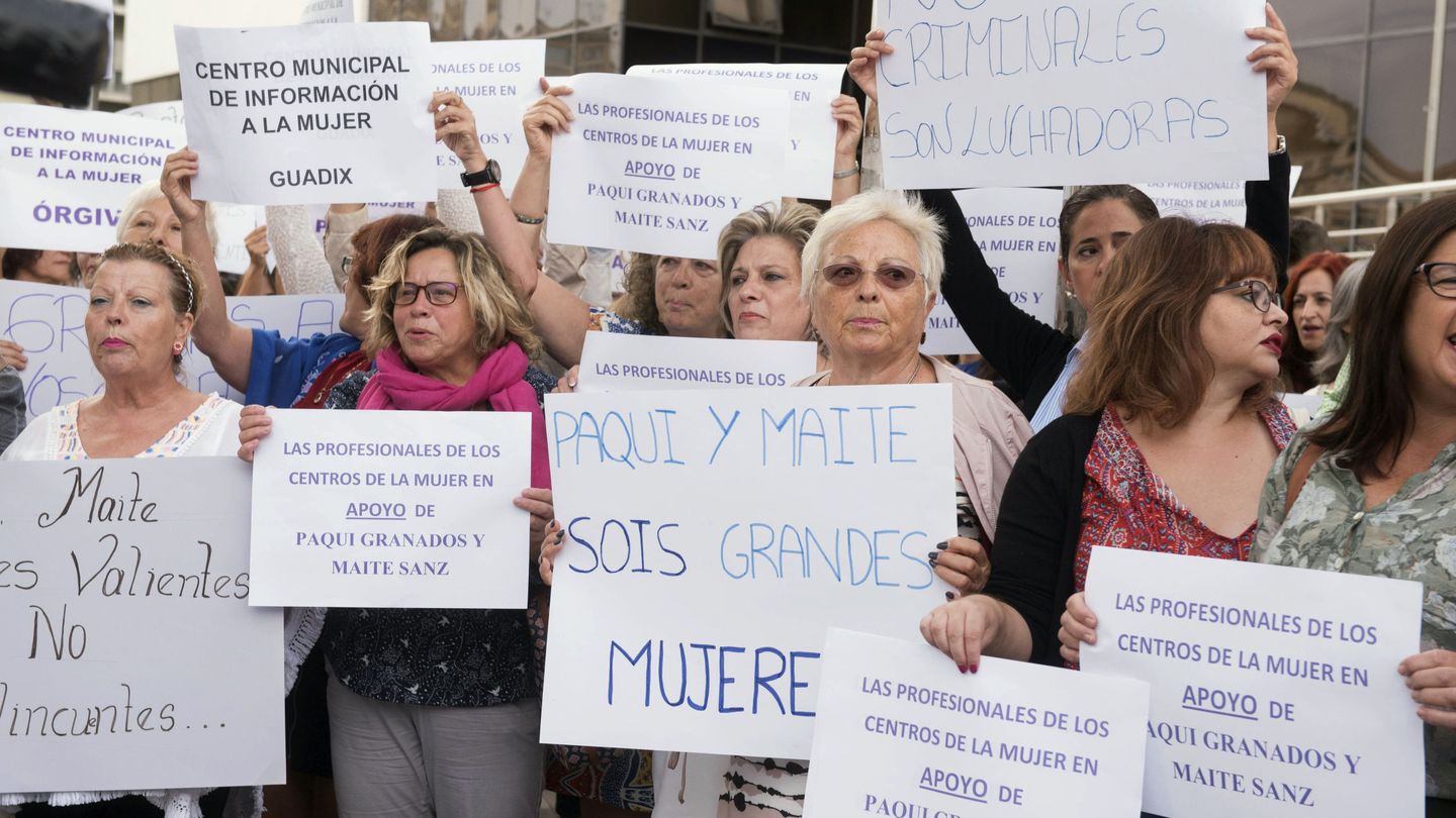 Un grupo de mujeres durante la concentración de plataformas y centros de la mujer sostienen mensajes de apoyo para la asesora judicial Paqui Granados y la psicóloga Maite Sanz. (EFE)